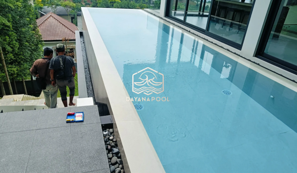 kolam renang overflow desain minimalis dengan finishing mozaik