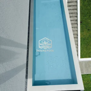 kolam renang overflow desain minimalis dengan finishing mozaik