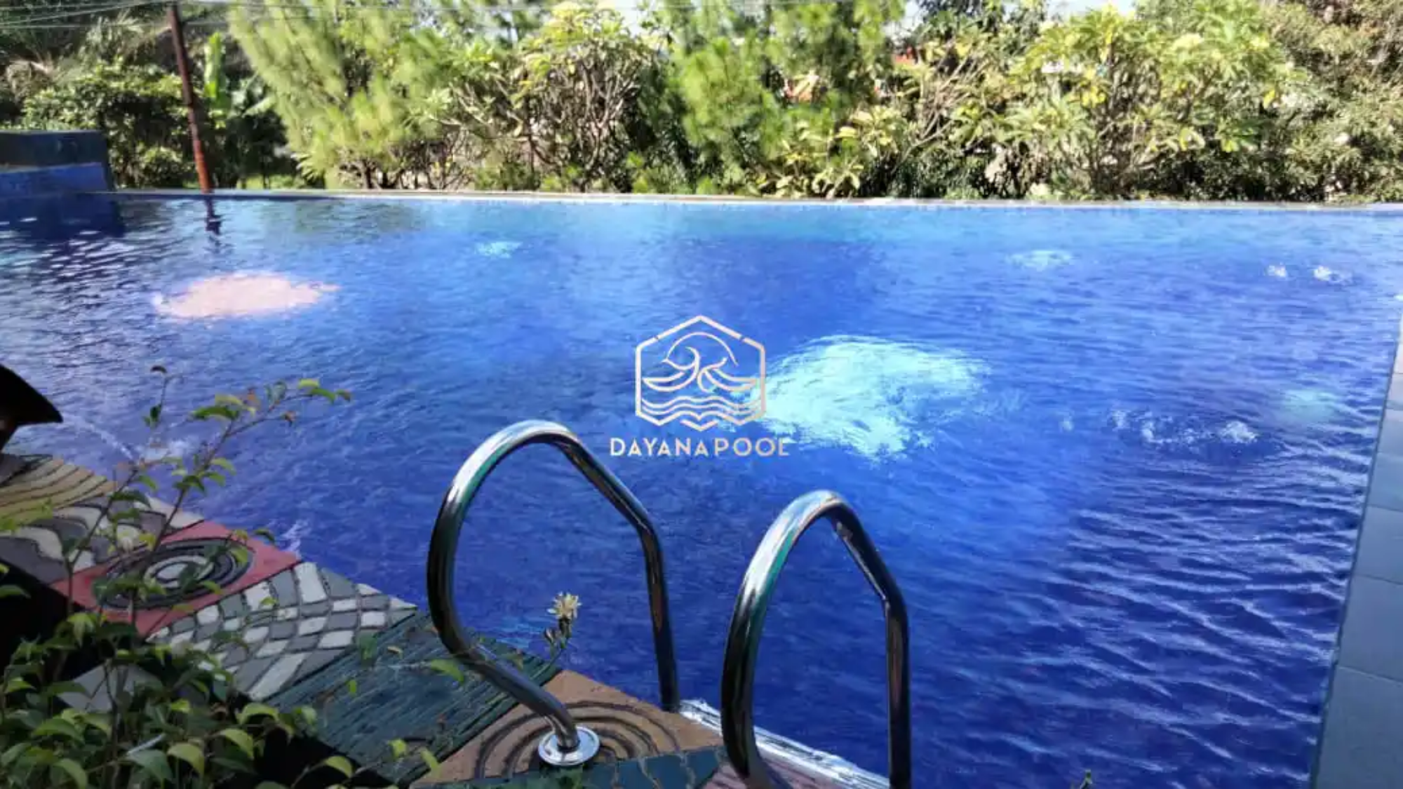 kolam renang overflow desain minimalis dengan finishing mozaik berwarna biru
