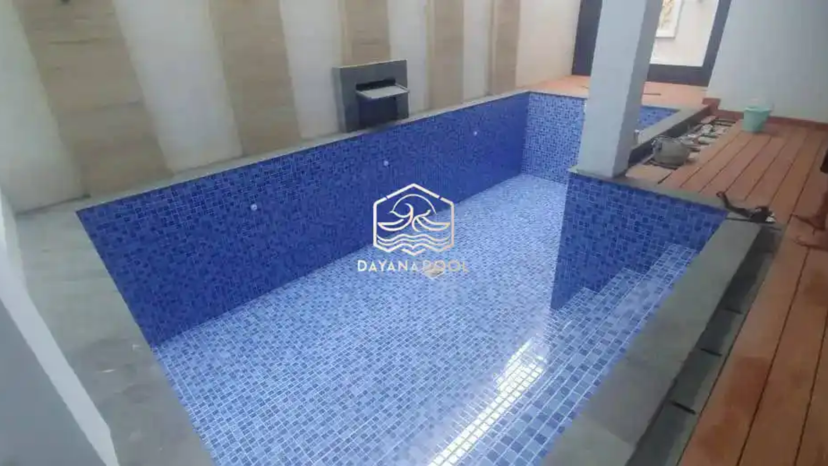 kolam renang denagn finishing keramik motif mozaik