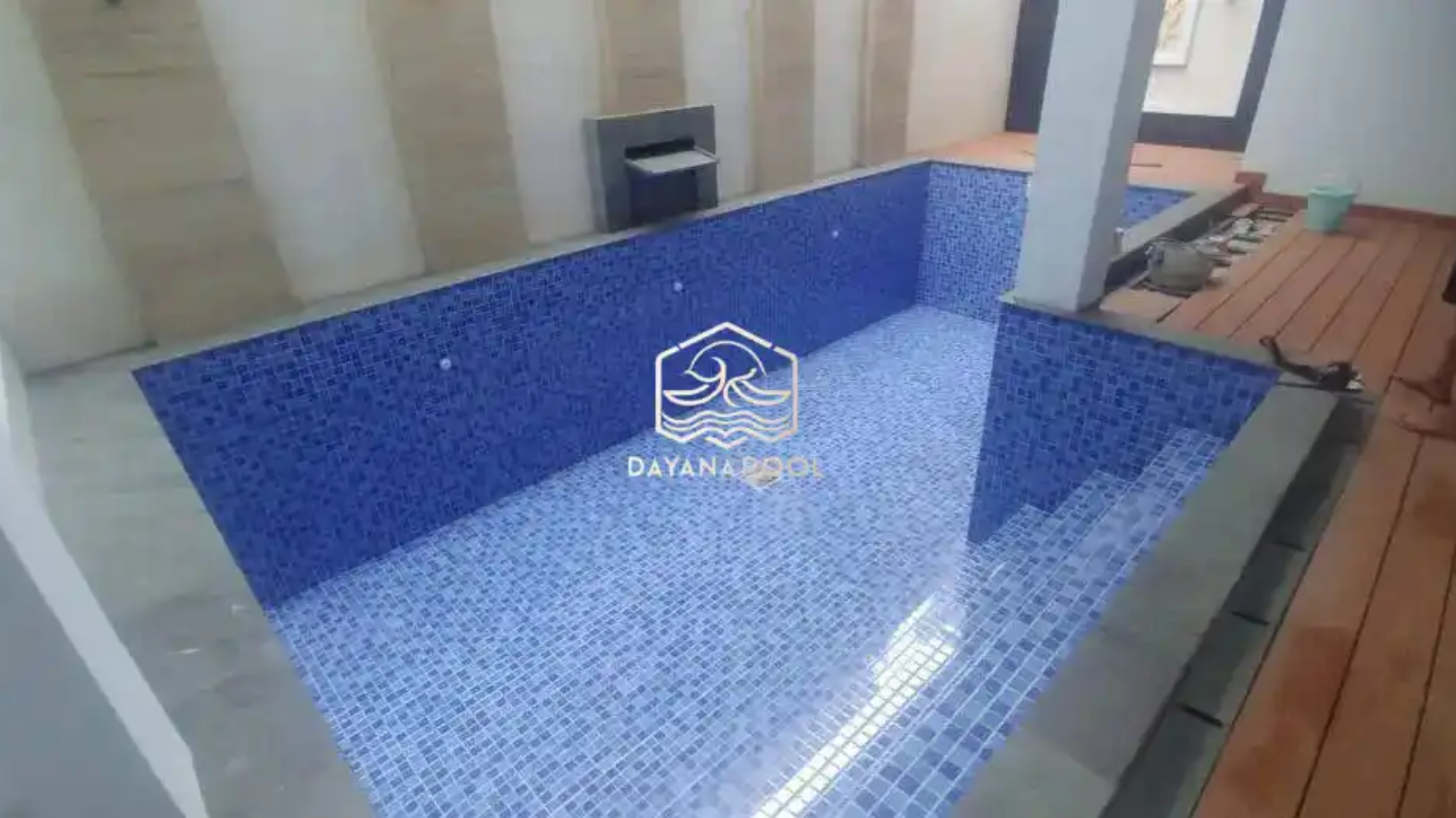kolam renang denagn finishing keramik motif mozaik