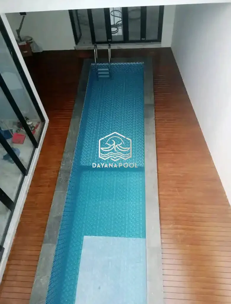 kolam renang minimalis dengan finishing mozaik kudalaut