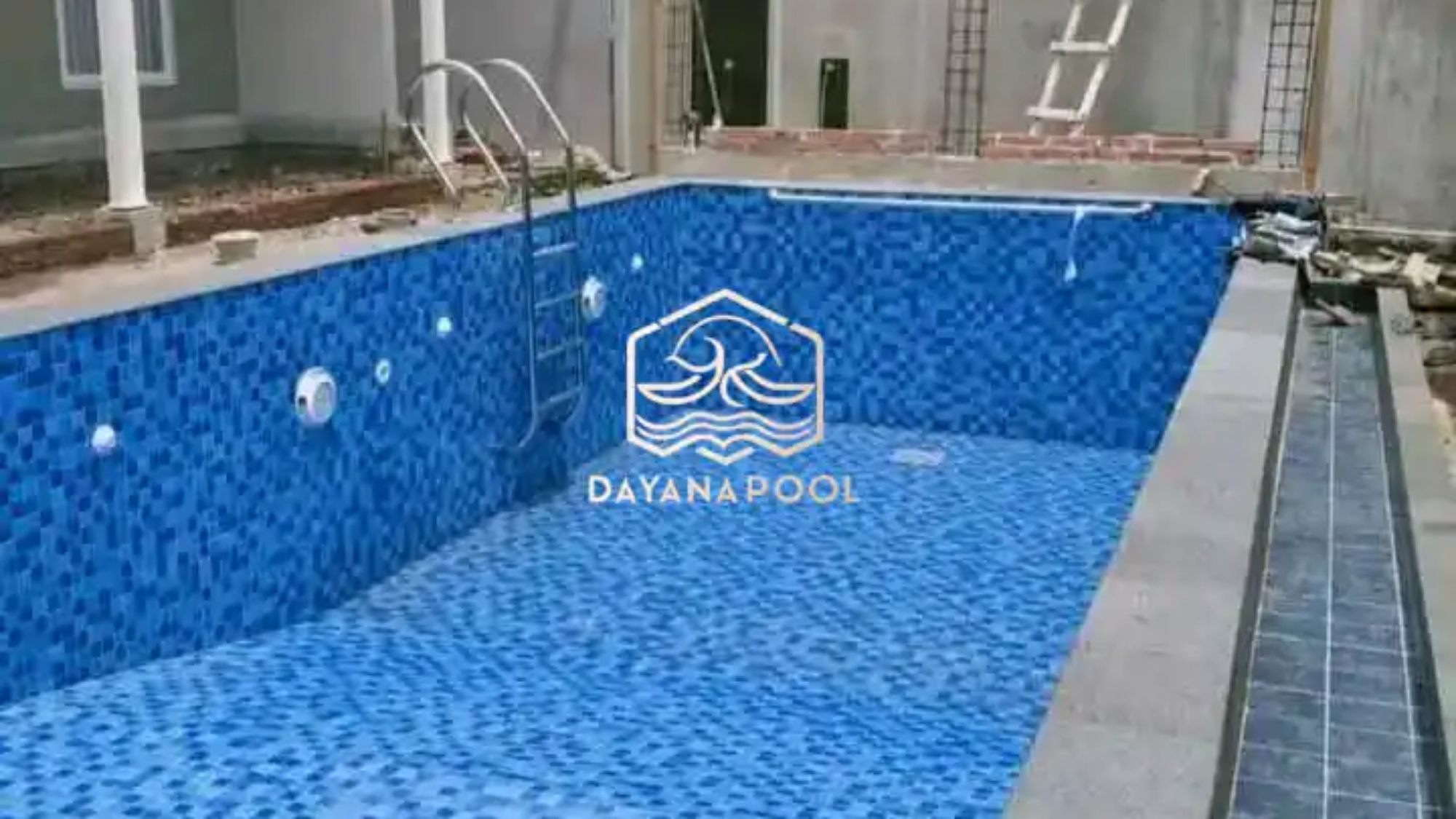 kolam renang denagn finishing keramik motif mozaik