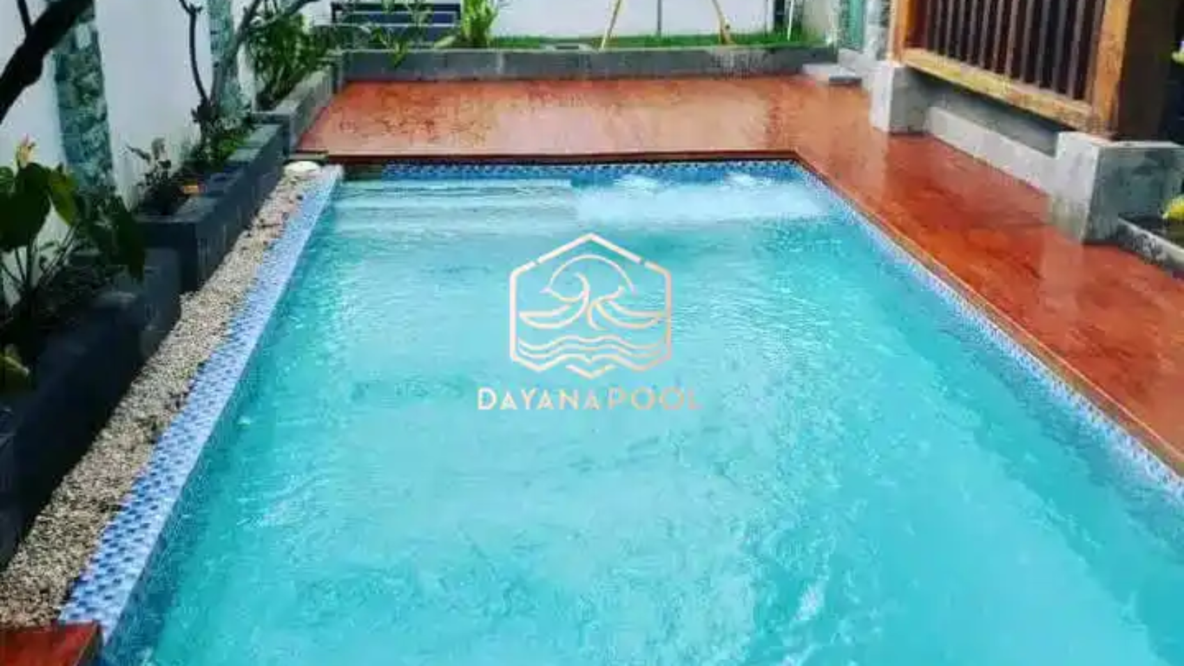 kolam renang minimalis dengan finishing mozaik kudalaut