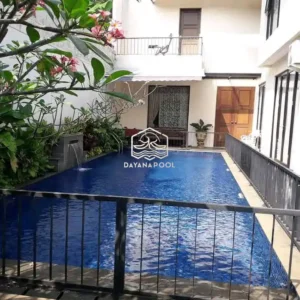 kolam renang terawat dengan finishing keramik motif mozaik