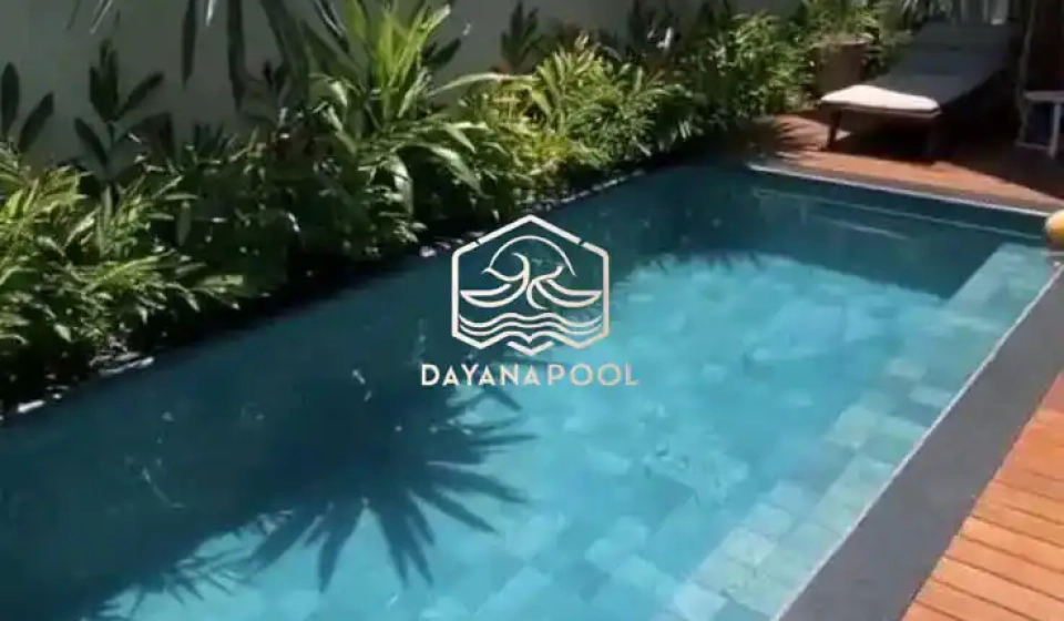 kolam renang minimalis denagn finishing batu alam sukabumi