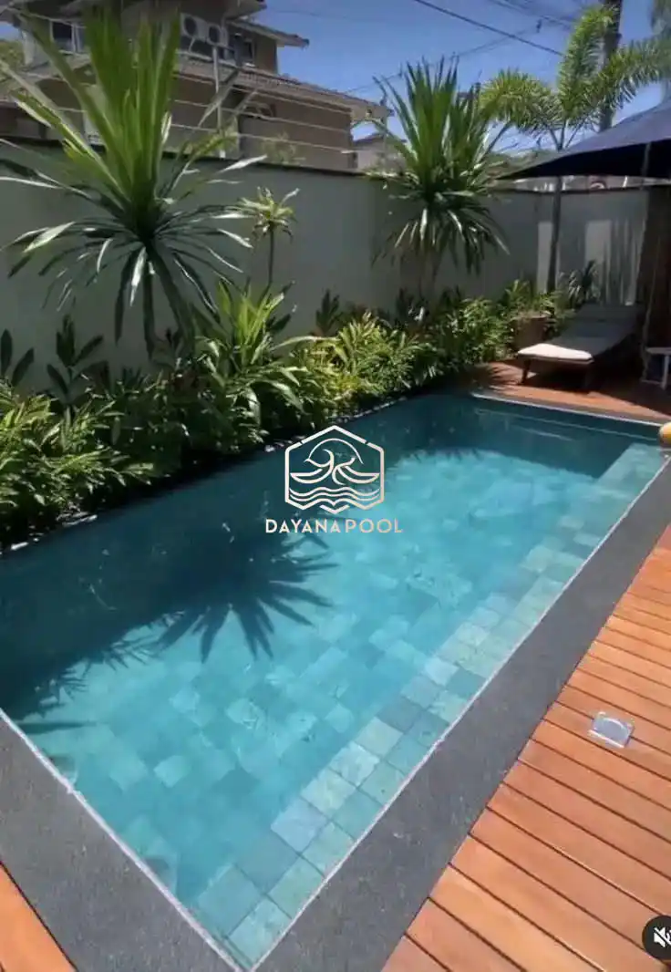 kolam renang minimalis denagn finishing batu alam sukabumi