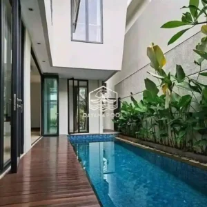 kolam renang terawat dengan finishing keramik motif mozaik