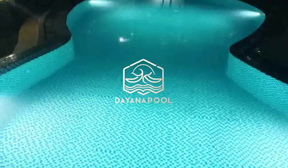 kolam renang minimalis dengan finishing mozaik kudalaut