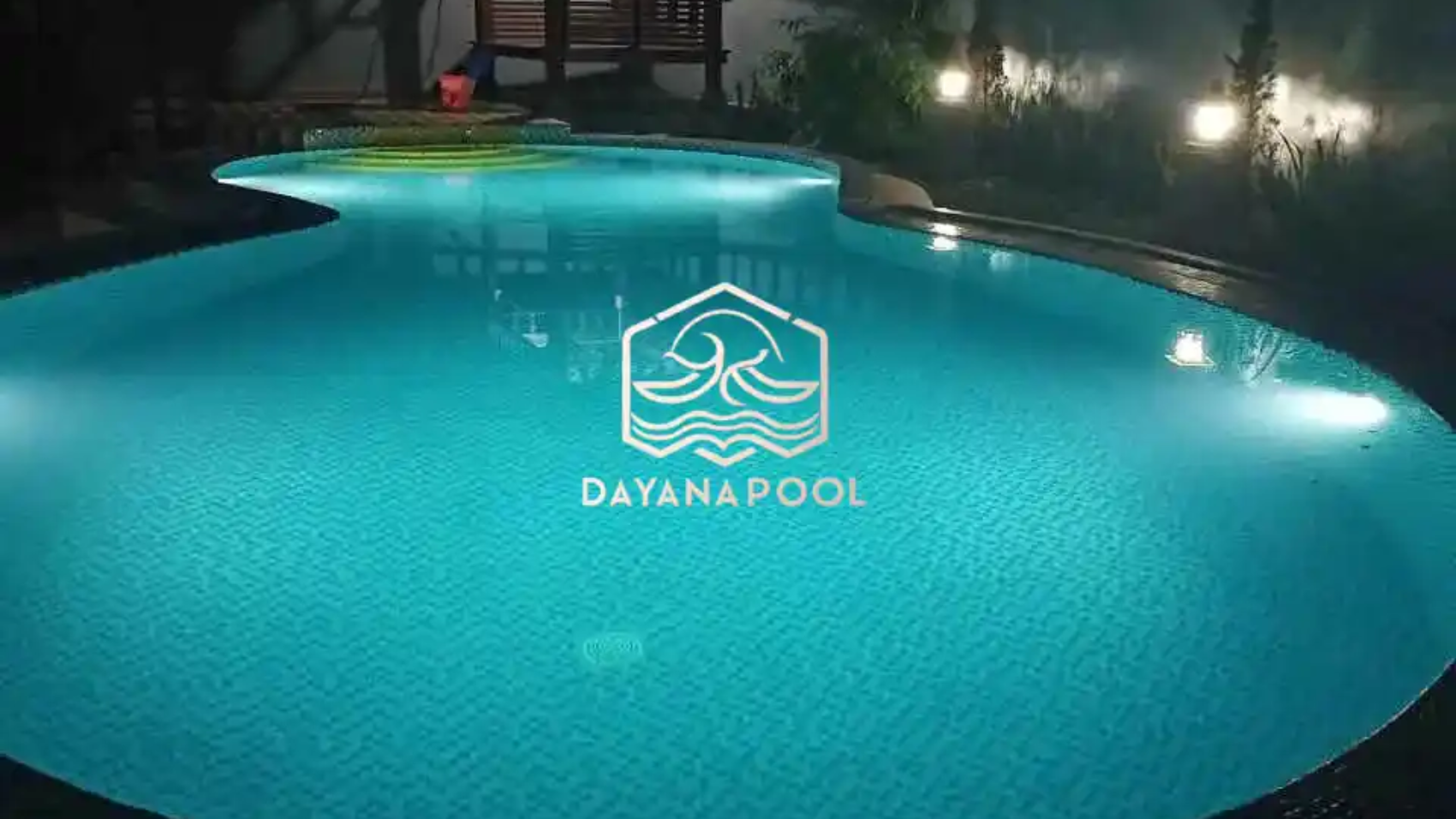kolam renang minimalis dengan finishing mozaik kudalaut