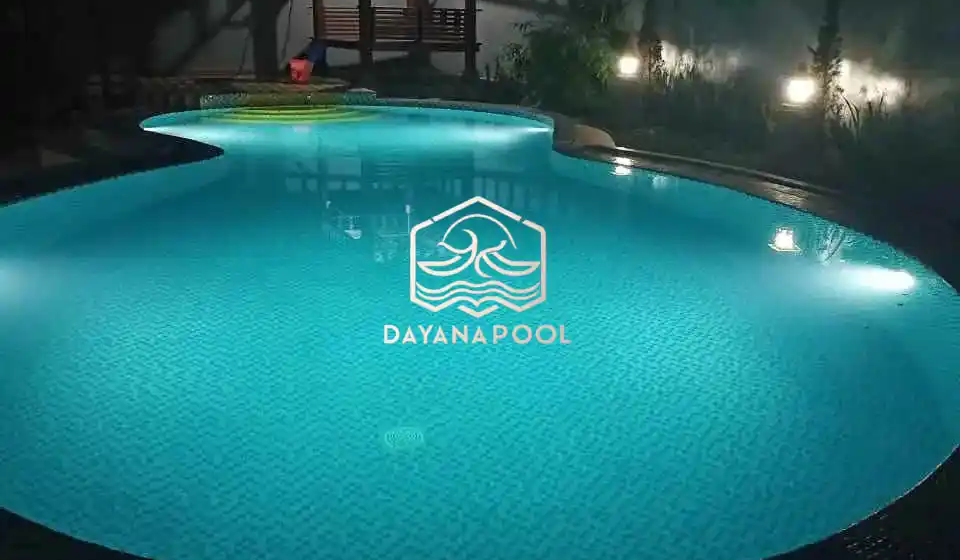 kolam renang minimalis dengan finishing mozaik kudalaut