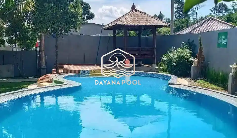 kolam renang minimalis dengan finishing mozaik kudalaut