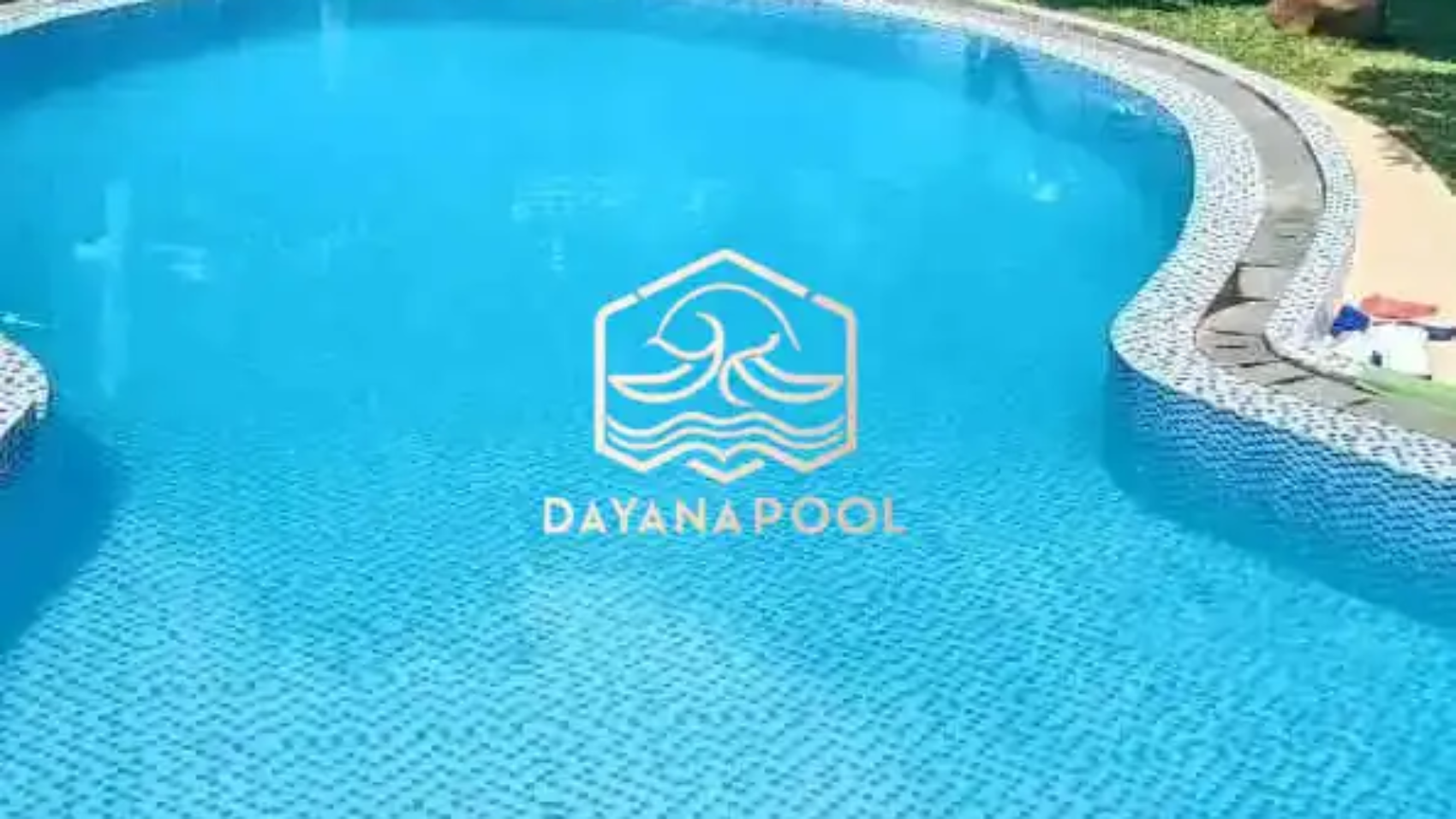 kolam renang minimalis dengan finishing mozaik kudalaut