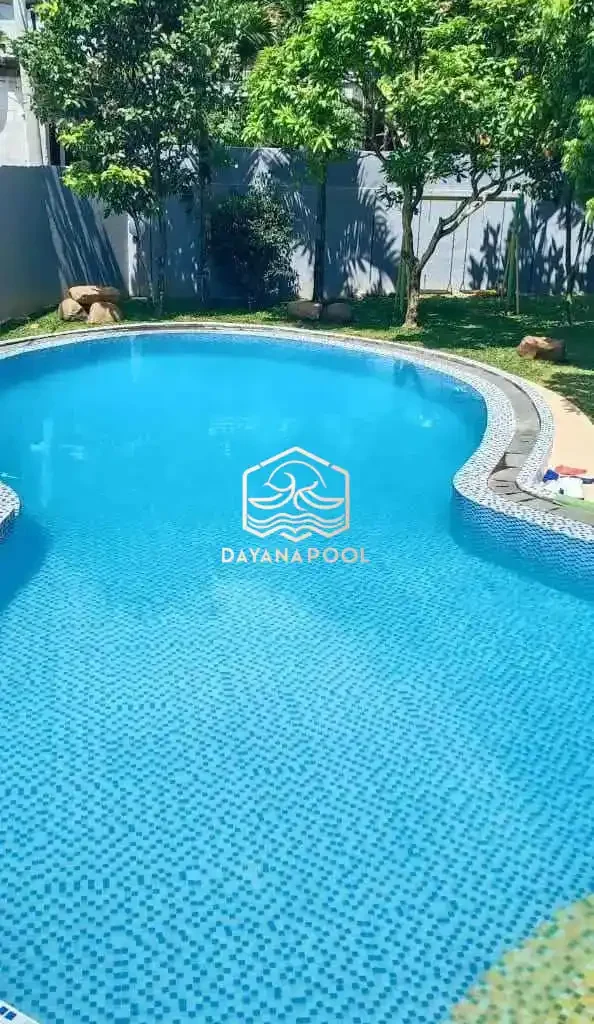 kolam renang minimalis dengan finishing mozaik kudalaut
