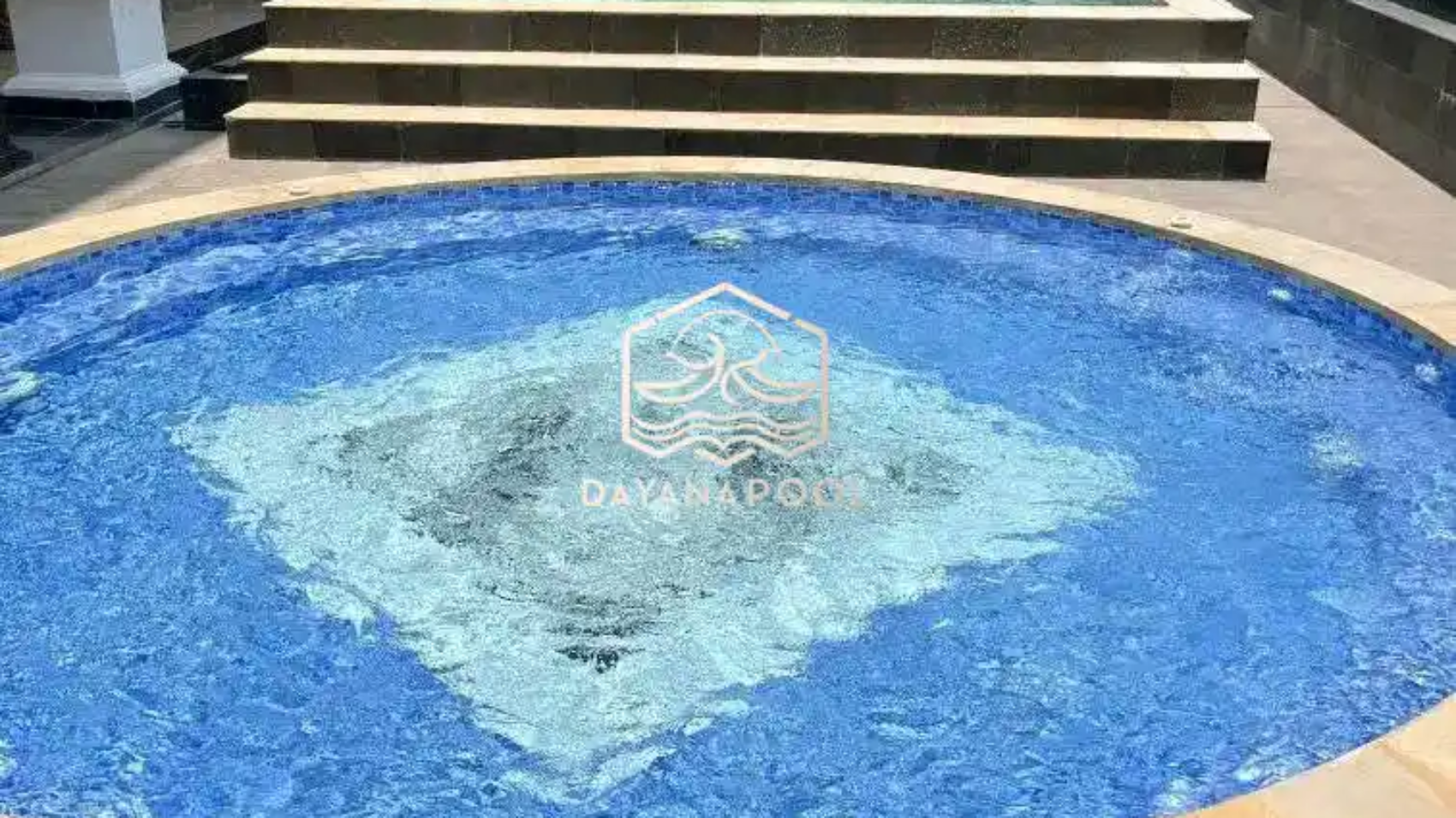 kolam renang minimalis dengan finishing mozaik kudalaut