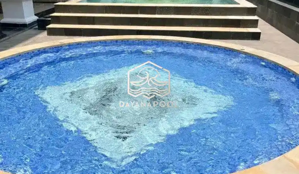 kolam renang minimalis dengan finishing mozaik kudalaut