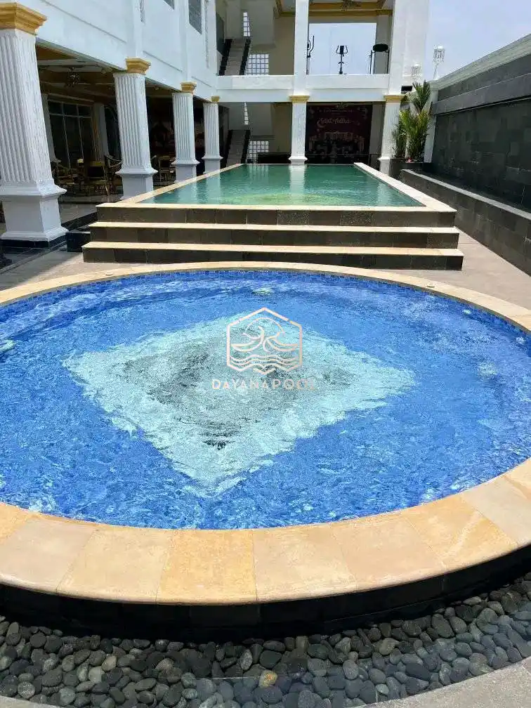 kolam renang minimalis dengan finishing mozaik kudalaut