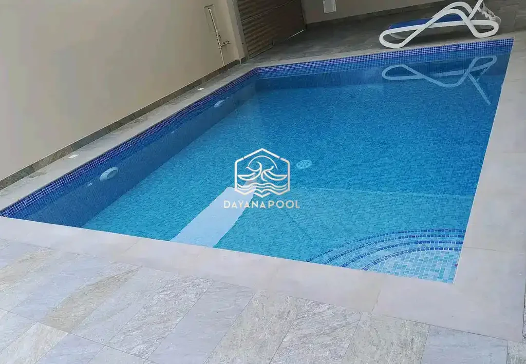 kolam renang terawat dengan finishing keramik motif mozaik
