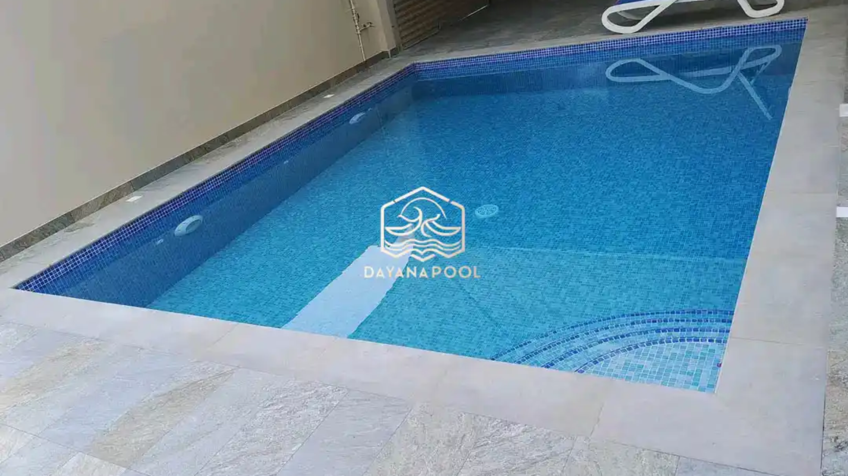 kolam renang terawat dengan finishing keramik motif mozaik