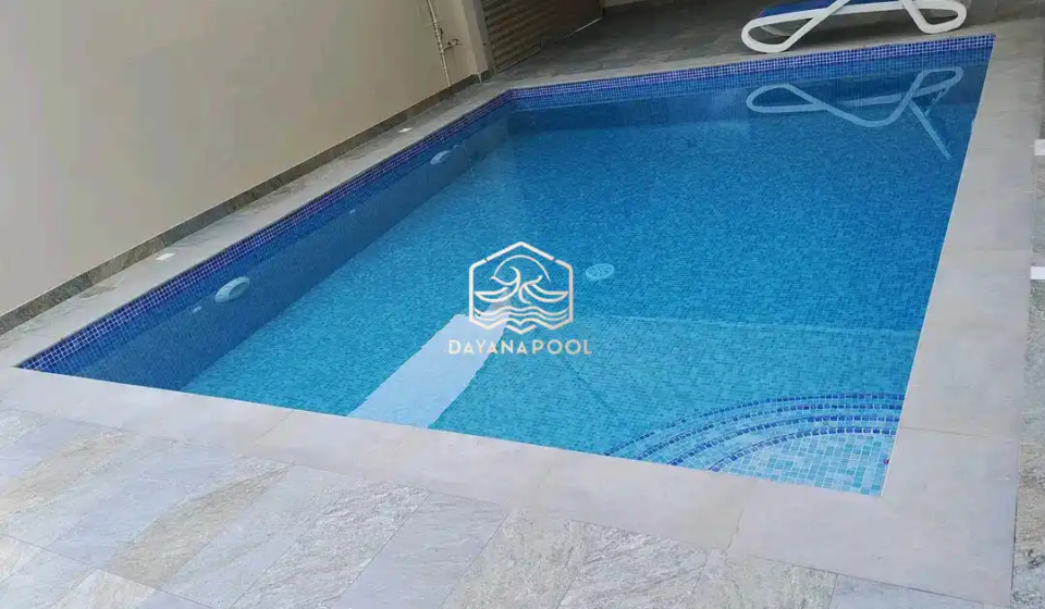 kolam renang terawat dengan finishing keramik motif mozaik