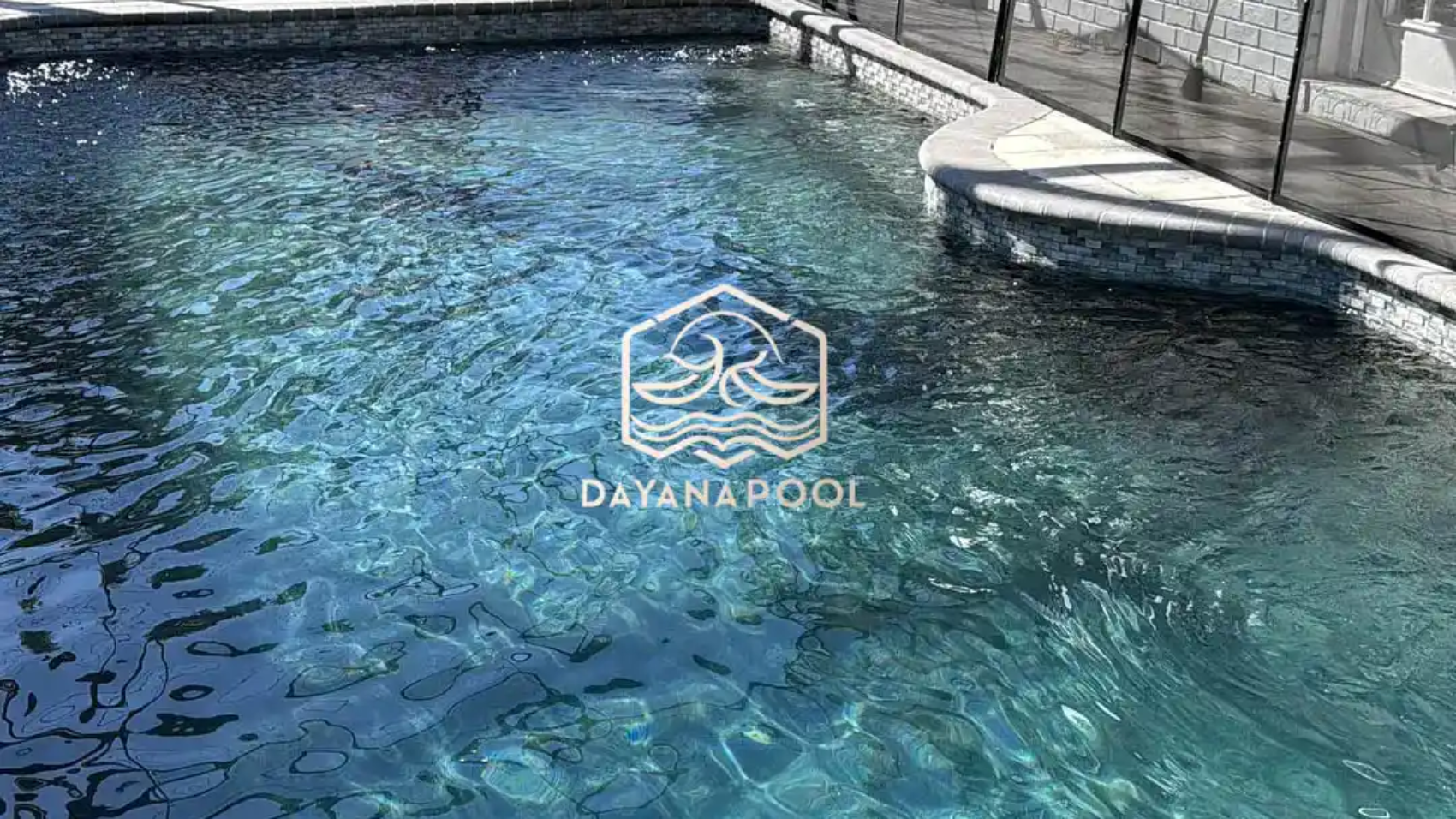 kolam renang minimalis denagn finishing batu alam sukabumi