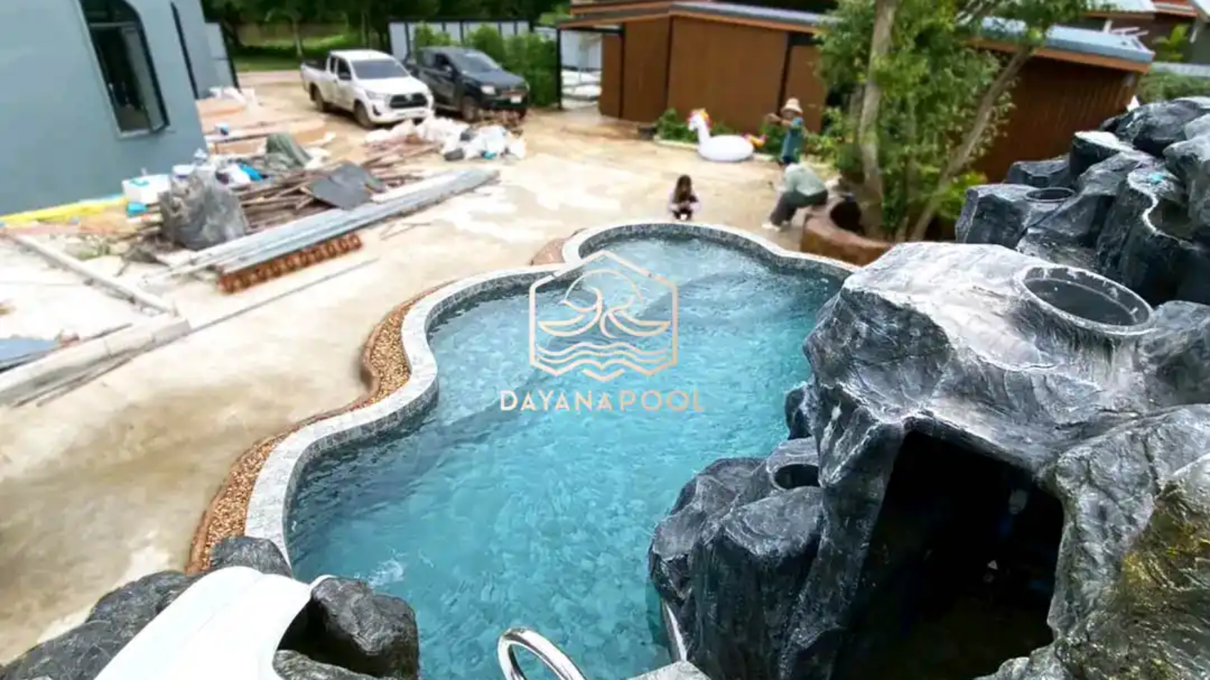 kolam renang minimalis denagn finishing batu alam sukabumi