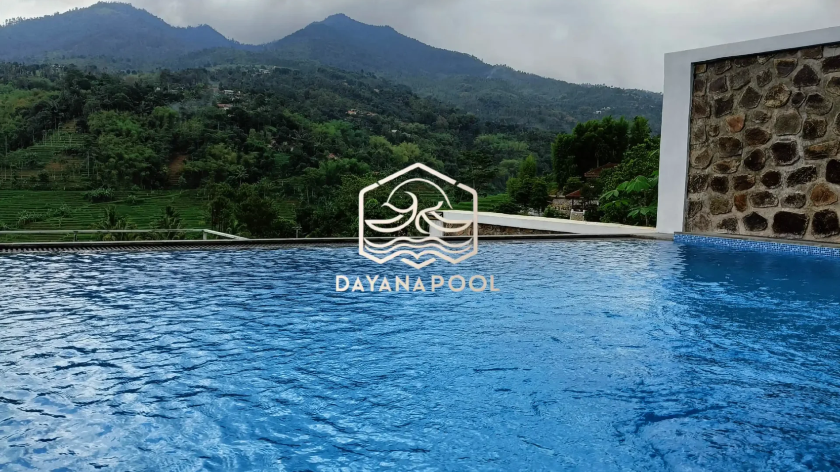 kolam renang infinity di lantai 2