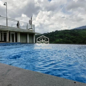 kolam renang infinity di lantai 2