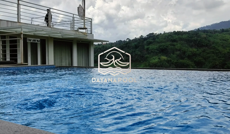 kolam renang infinity di lantai 2