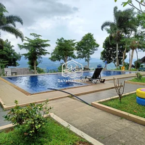 kolam renang overflow denagn pemandangan pegunungan