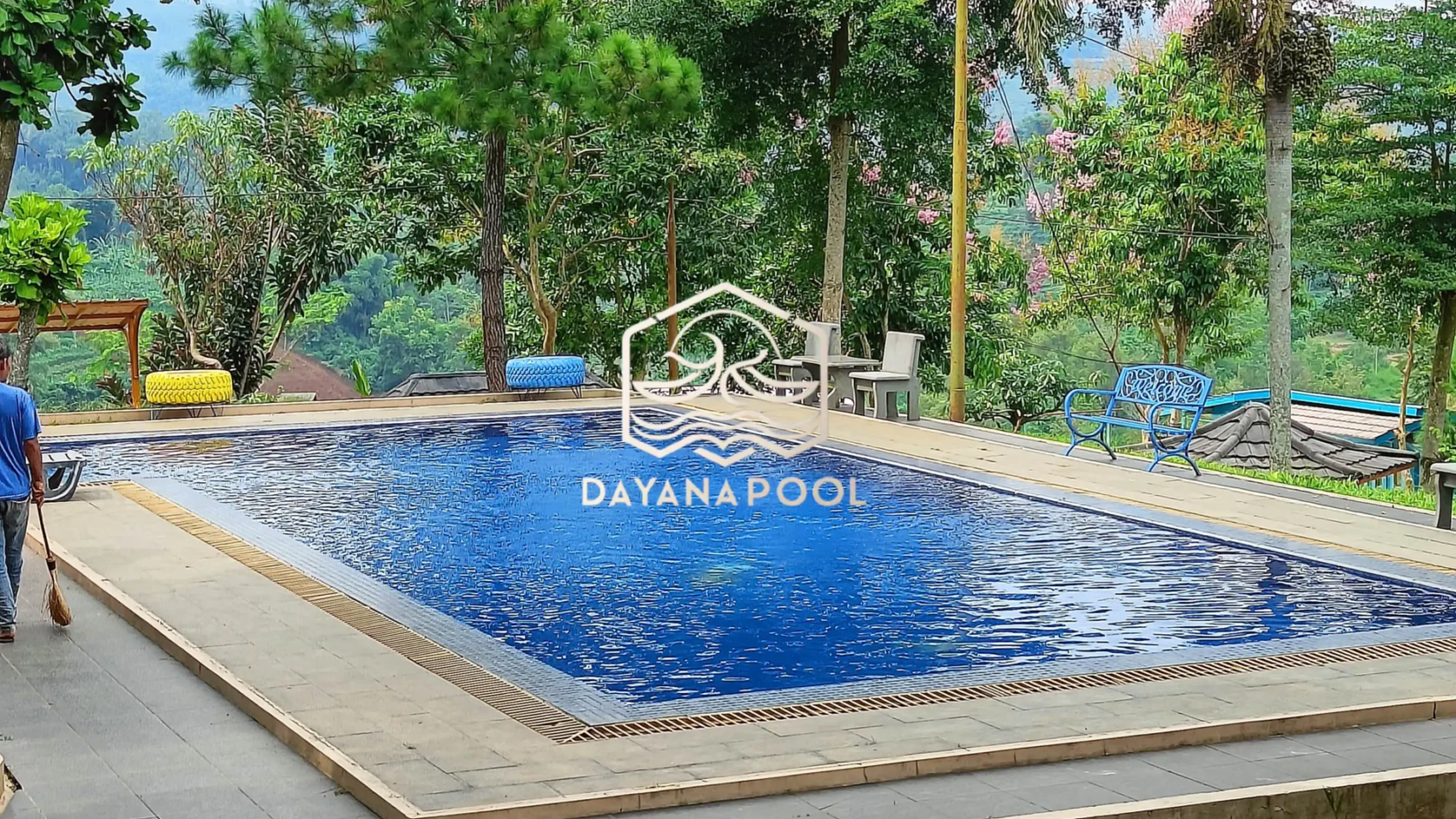 kolam renang overflow denagn pemandangan pegunungan