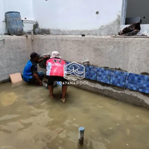 proses pemasangan keramik kolam renang