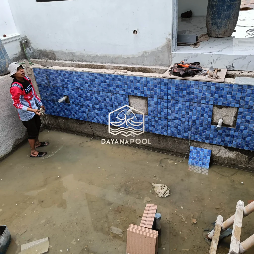 proses pemasangan keramik kolam renang