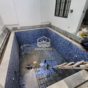 proses pemasangan keramik kolam renang