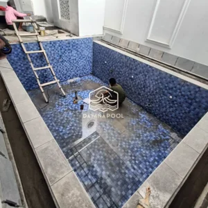 proses pemasangan keramik kolam renang