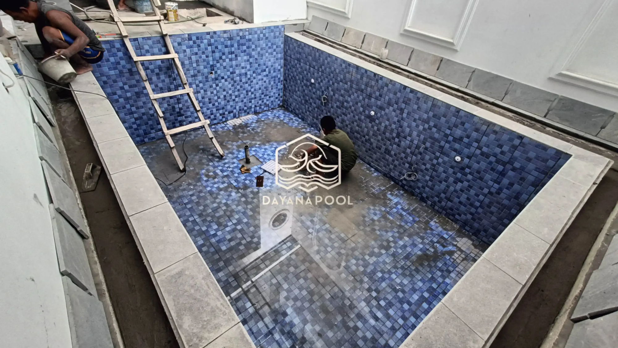 proses pemasangan keramik kolam renang