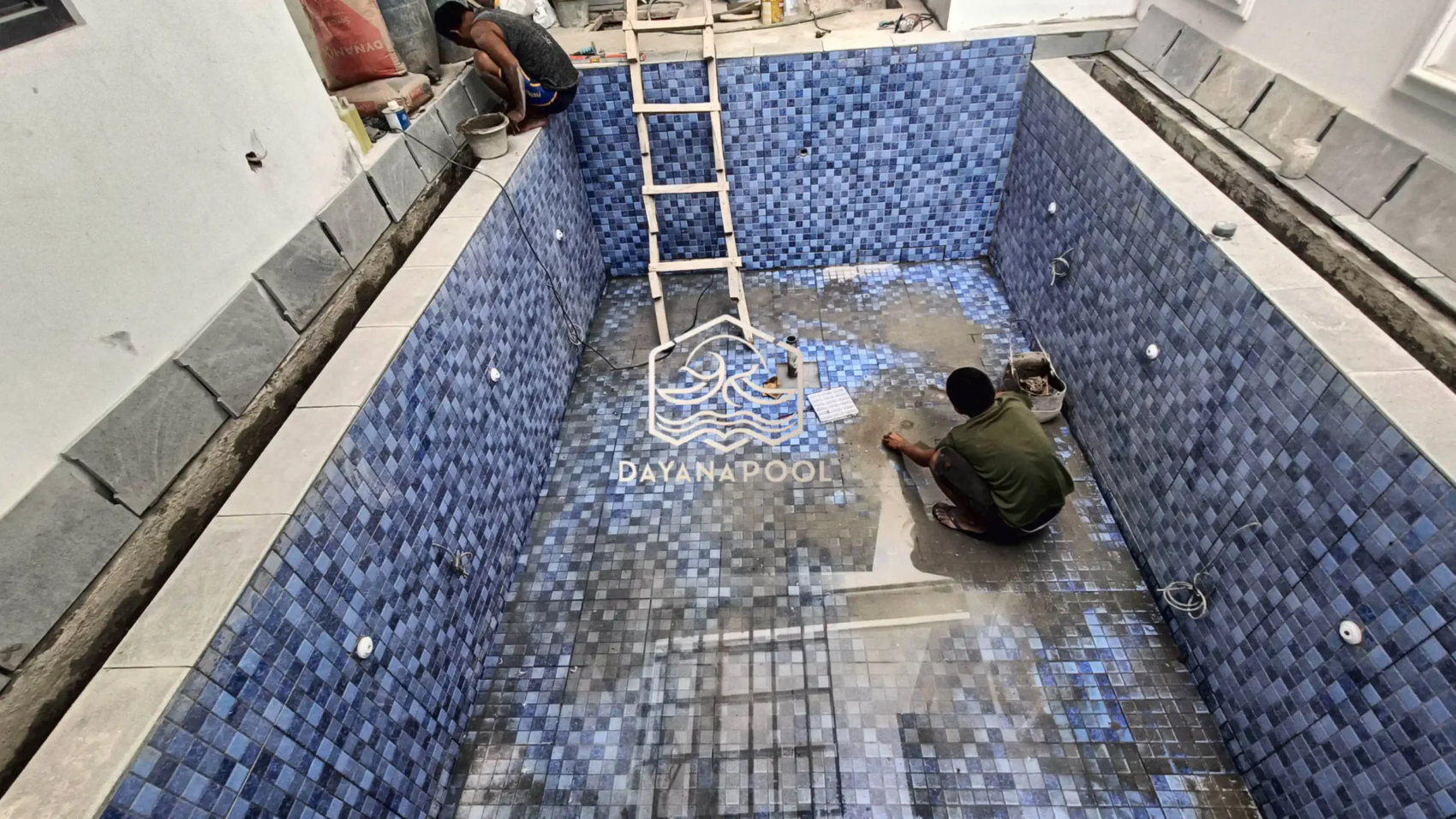 proses pemasangan keramik kolam renang