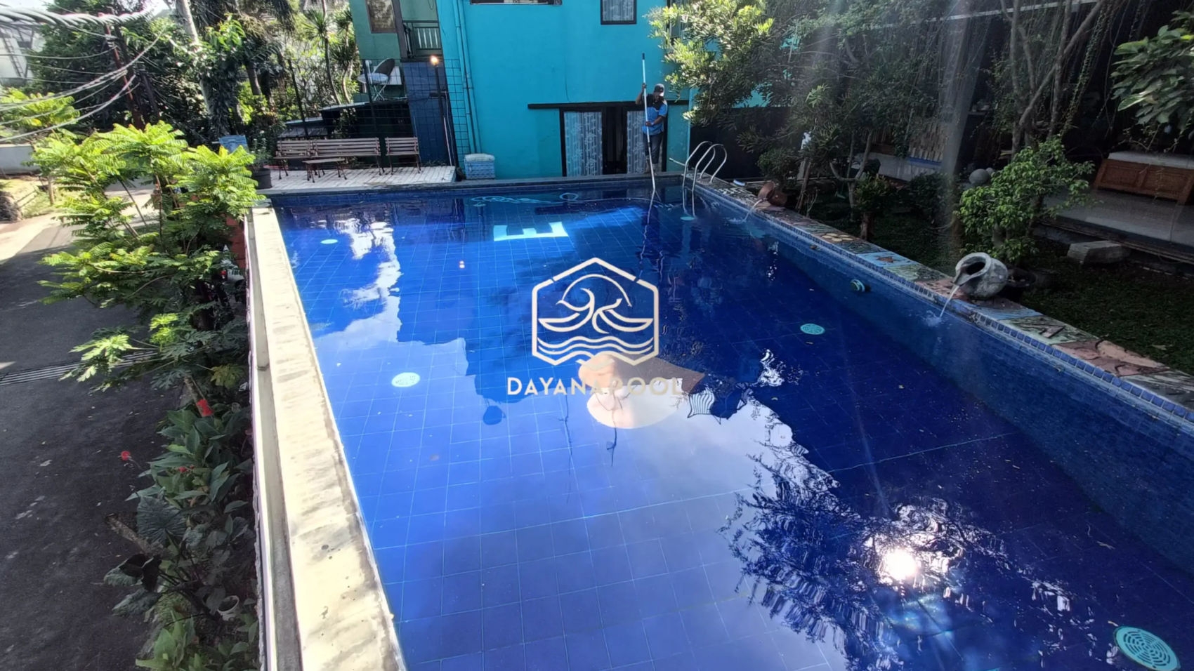 kolam renang infinity di lantai 2