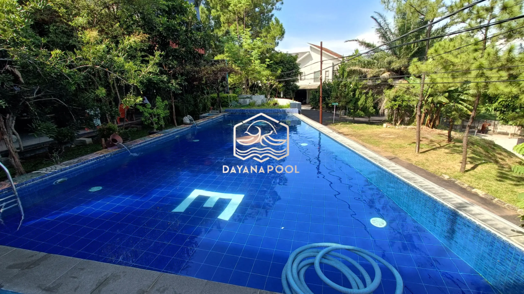 kolam renang infinity di lantai 2