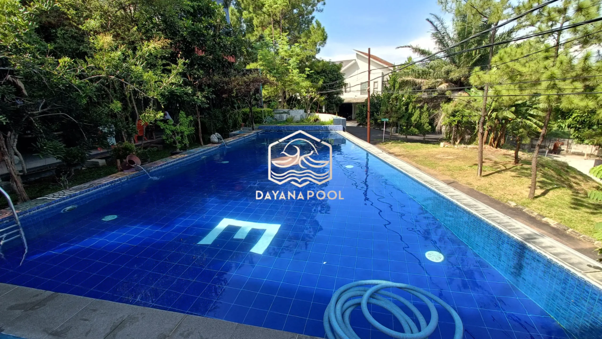 kolam renang infinity di lantai 2