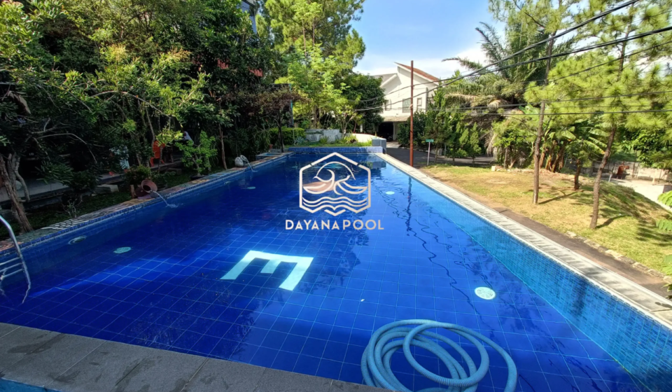 kolam renang infinity di lantai 2