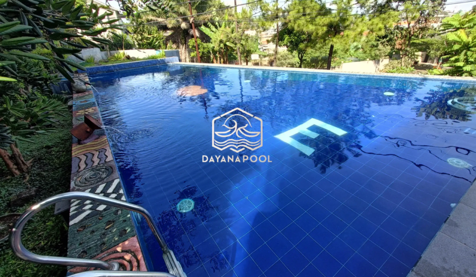 kolam renang infinity di lantai 2