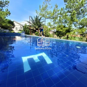 kolam renang infinity di lantai 2