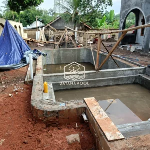 kolam renang yang sudah di waterproff dan tinggal melakukan tes rendam