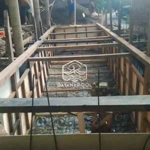 proses begisting kayu dinding kalam kolam renang