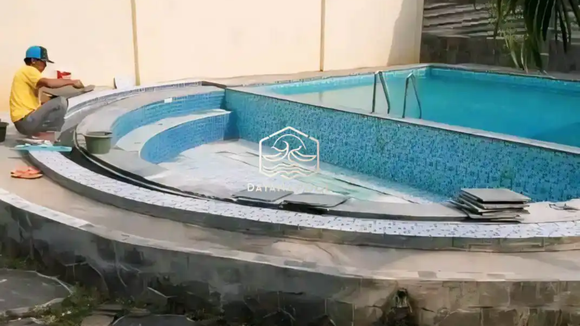proses pemasangan keramik kolam renang