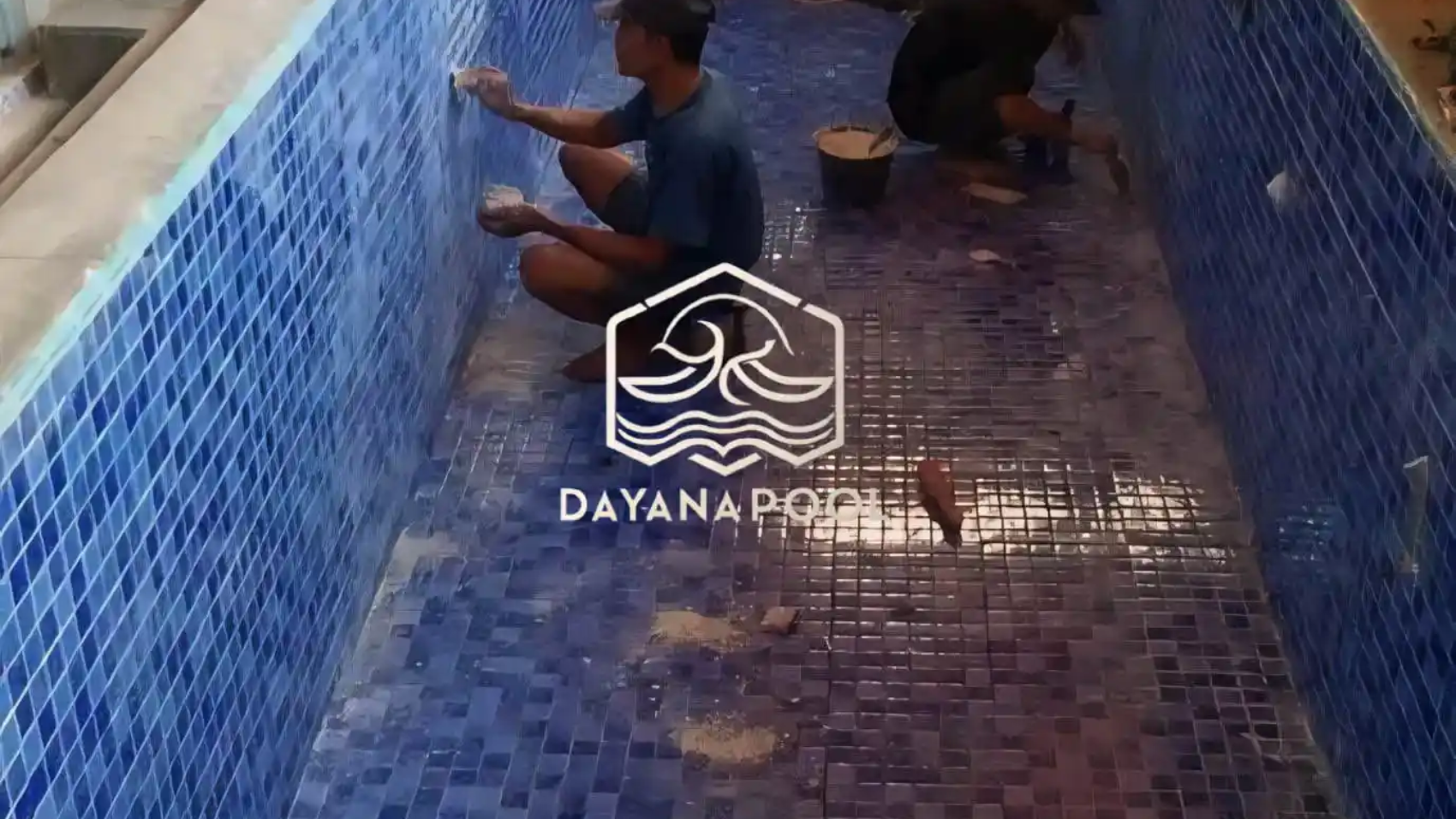 proses pemasangan keramik kolam renang