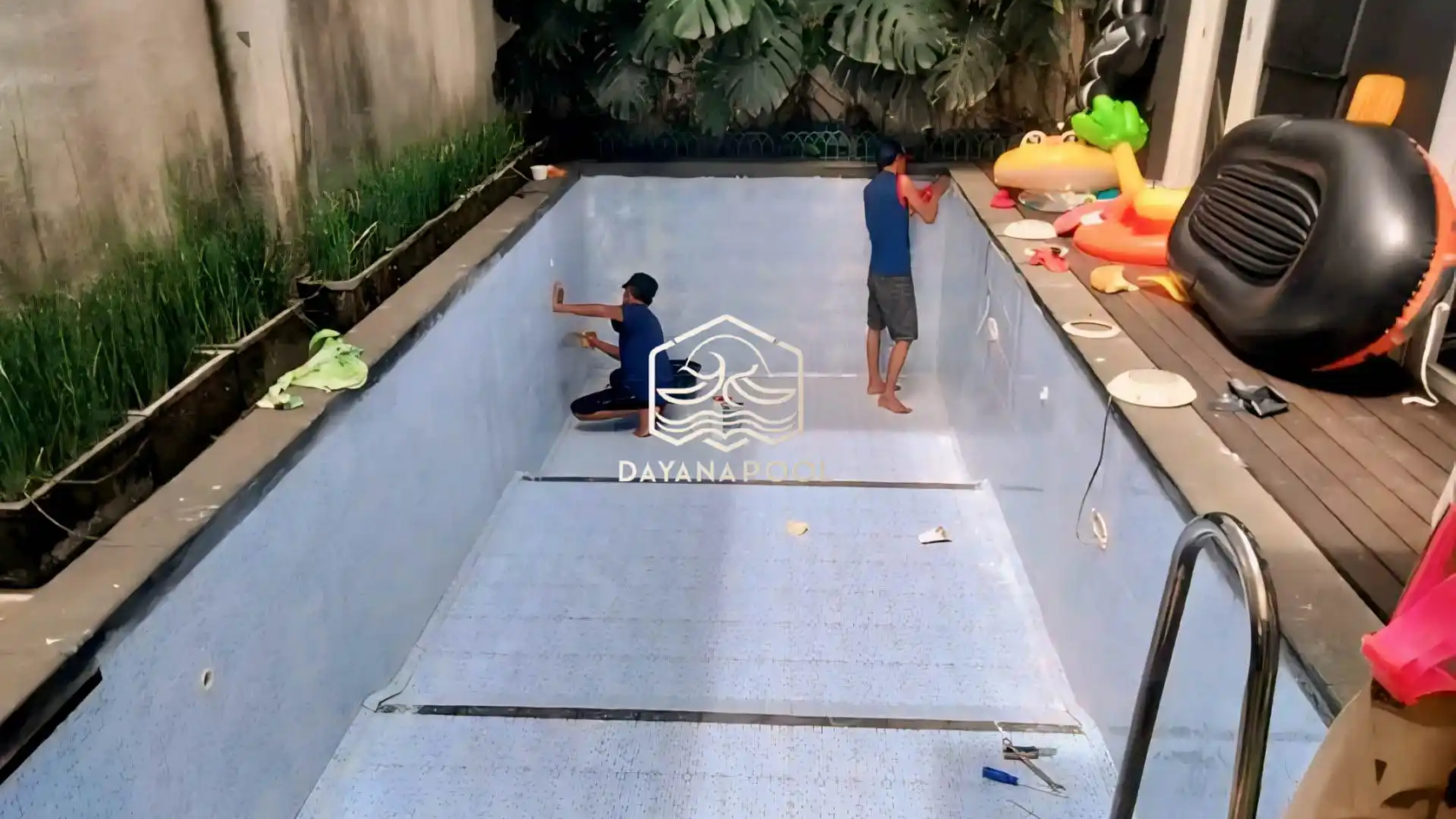 proses pemasangan keramik kolam renang