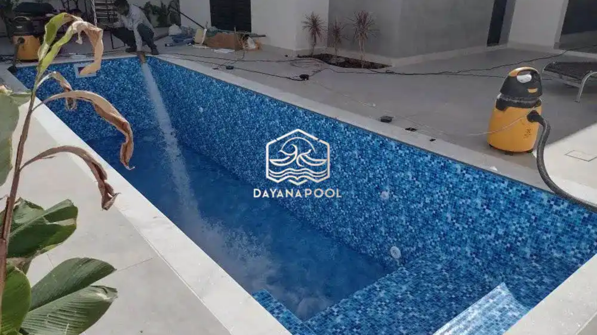 pengisian air kolam renang