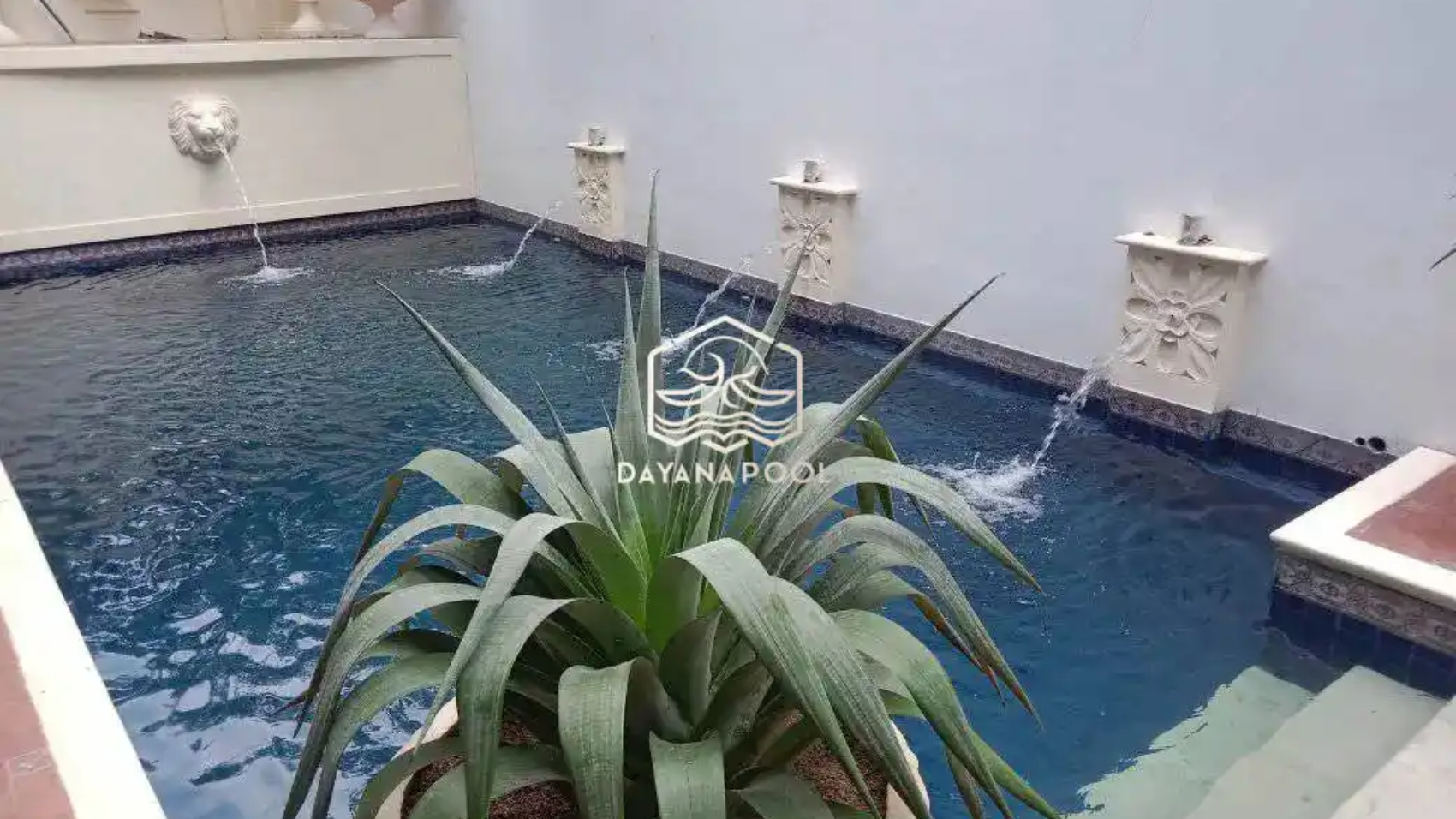 kolam renang skimmer dan air mancur di setiap sisinya
